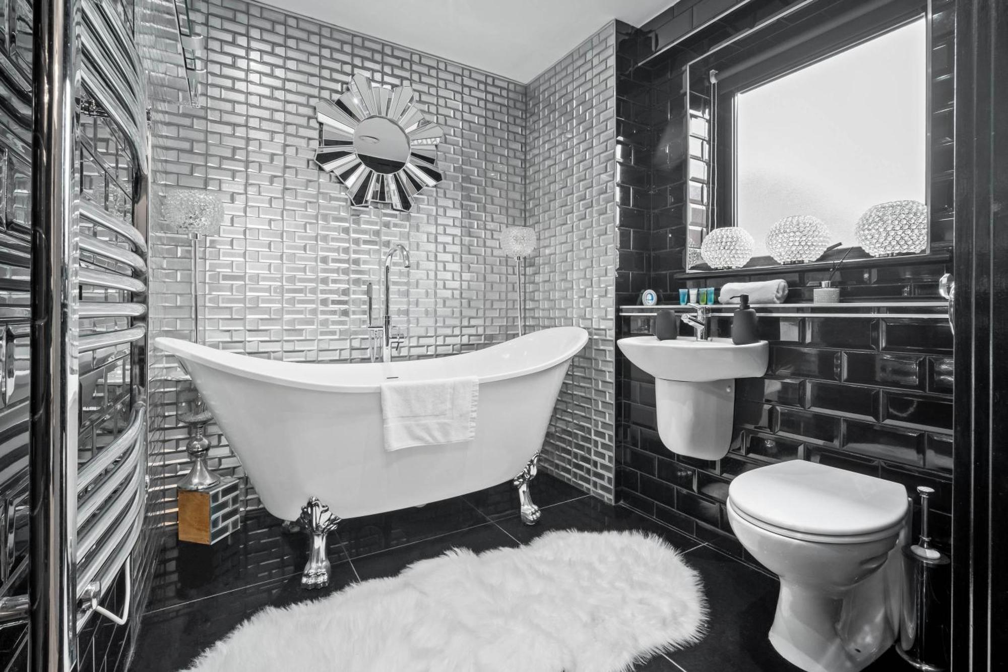Luxury 1 Bed Flat With Parking 11K - Top Rated - Netflix - Wifi - 70 Inch Smart Tv - Birmingham City Centre - Tv In Bedroom - Top Rated Luaran gambar